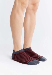 Albero Natur Unisex Sneakersocken kirschrot/schwarz 35/38