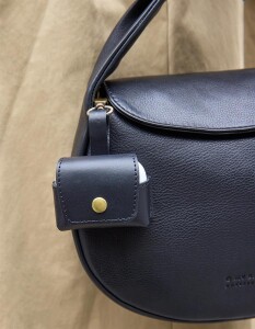O My Bag Airpods Case Classic Leather black